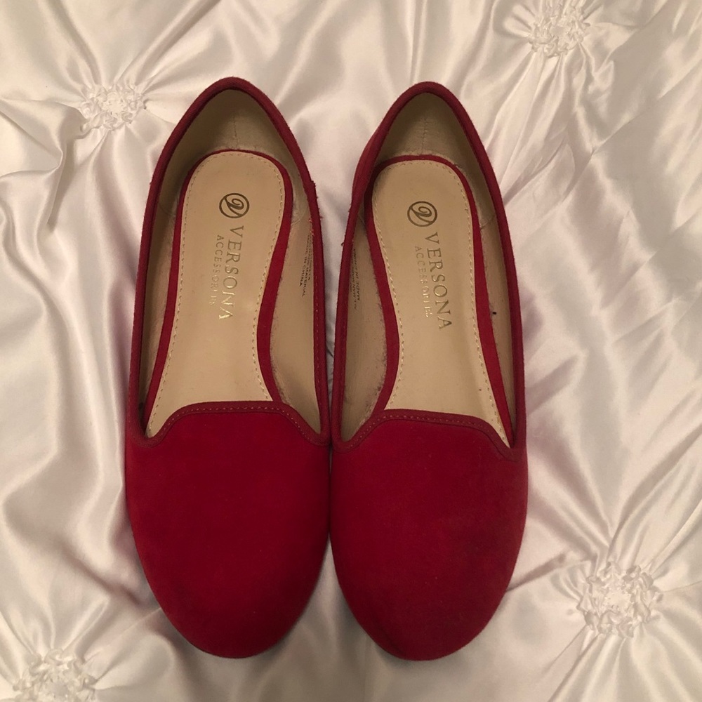 Women’s red flats